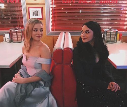 Lili and Camila inside Pop's diner 