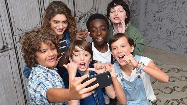 stranger-things-the-ultimate-list-of-the-cast-s-social-media-accounts