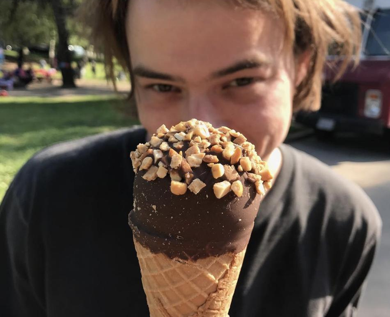 Charlie Heaton eating an ice cream