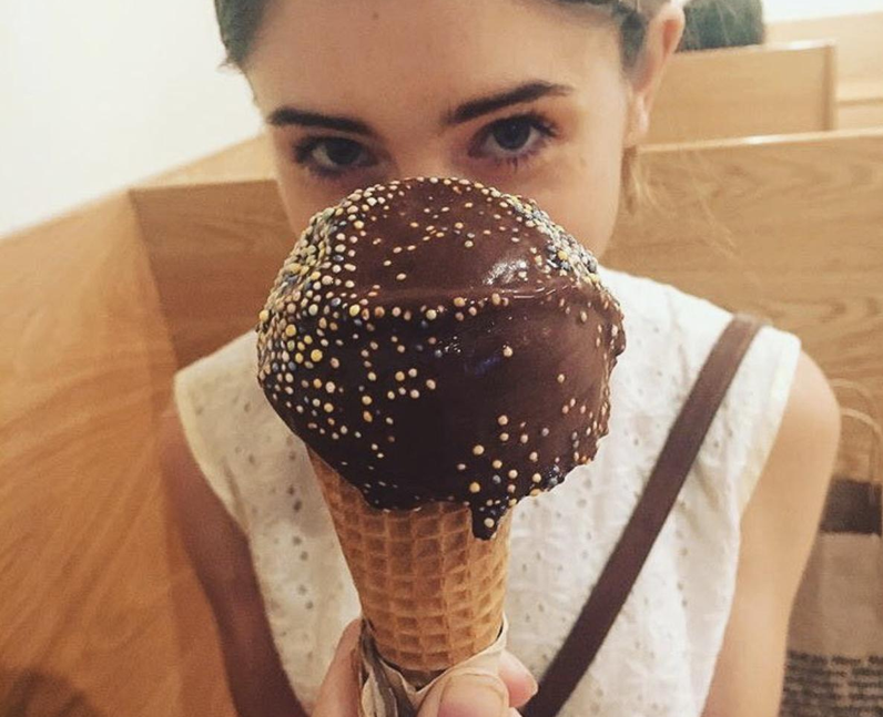 Natalia Dyer with an ice cream