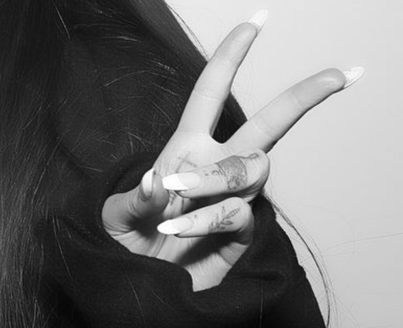 Ariana Grande vine tattoo on left pink finger