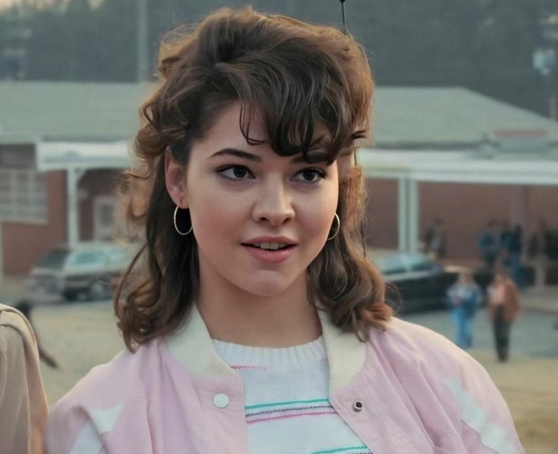 Who does Madelyn Cline play in Stranger Things?