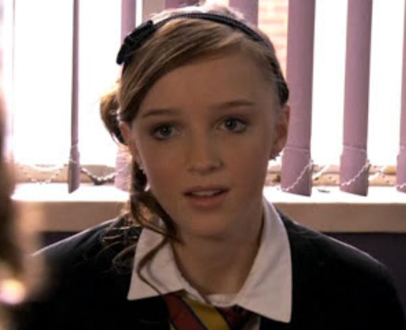 Who did Phoebe Dynevor play in Waterloo Road? – Si